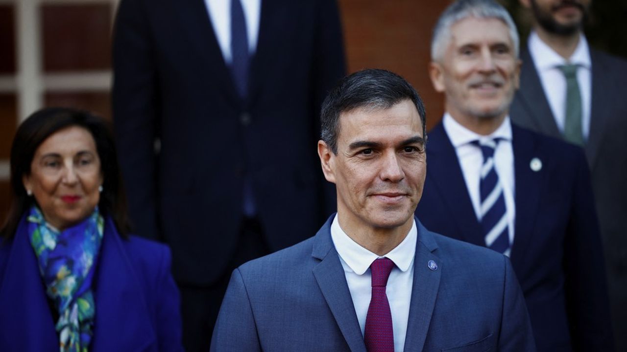 Le Premier ministre espagnol Pedro Sanchez et les nouveaux membres du gouvernement avant la première réunion du cabinet au Palais de la Moncloa à Madrid, le 22 novembre 2023