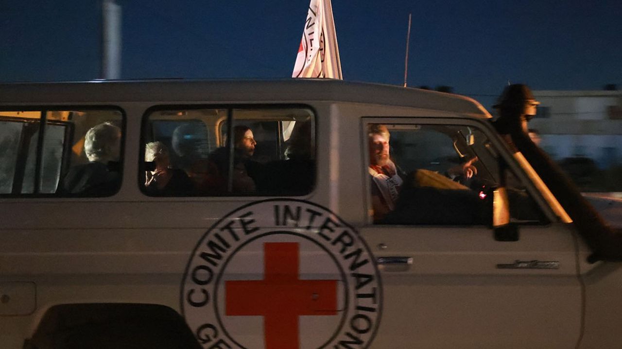 Un véhicule de la Croix rouge transportant des otages israéliens au point de passage de Rafah, vendredi.