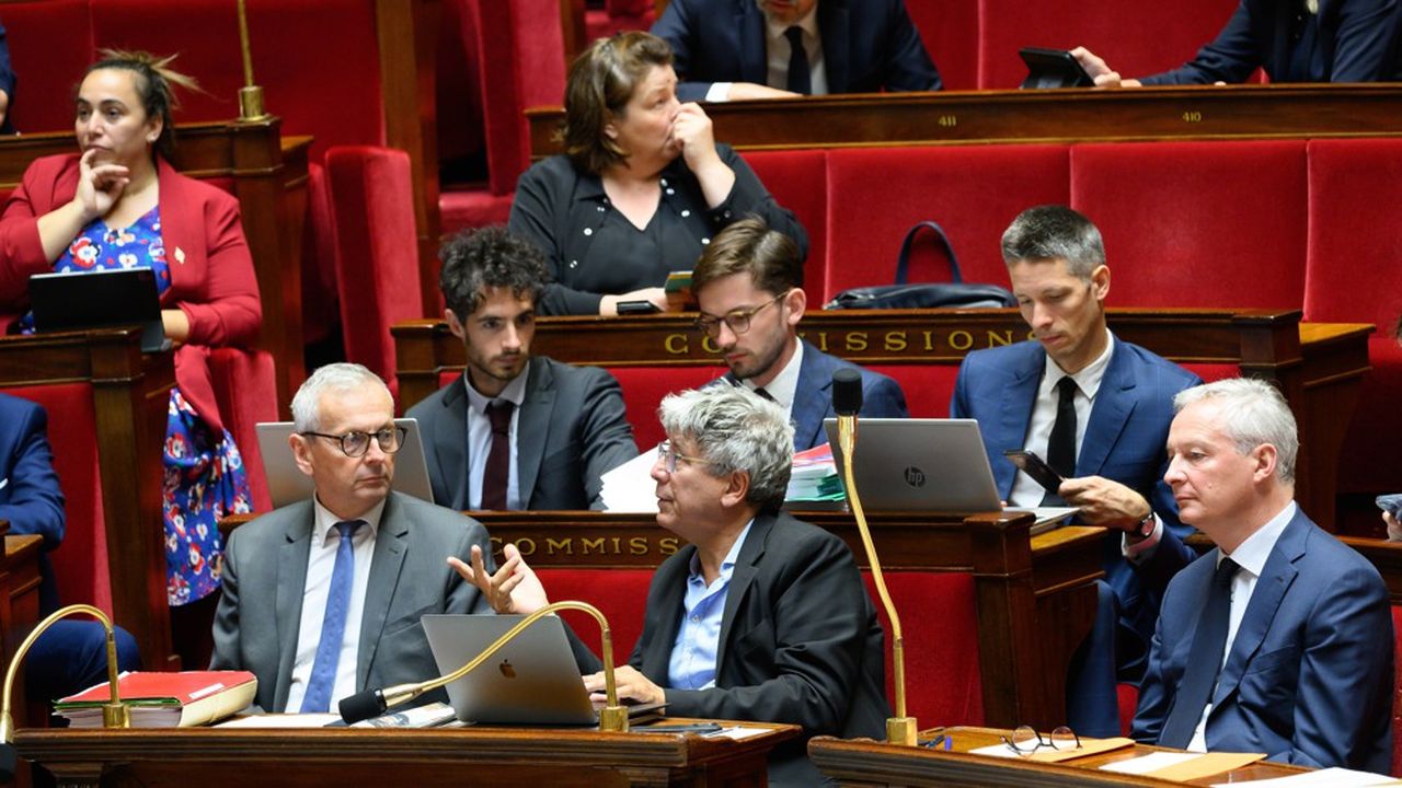 Jean-René Cazeneuve (à gauche) et Eric Coquerel (au centre) doivent travailler en début d'année à une procédure pour mieux gérer le nombre d'amendements sur le budget.